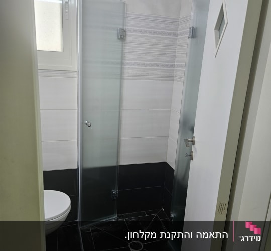 מקלחון זכוכית עם ראש מקלחת מרובע